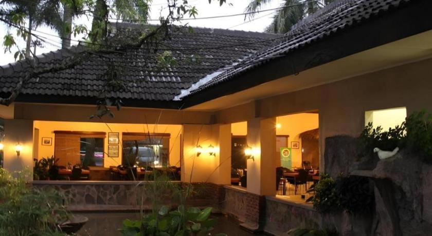 Augusta Sukabumi Hotel Exterior foto