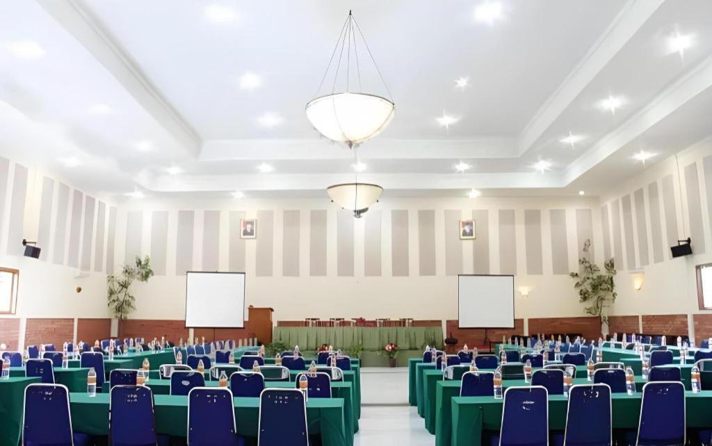 Augusta Sukabumi Hotel Exterior foto