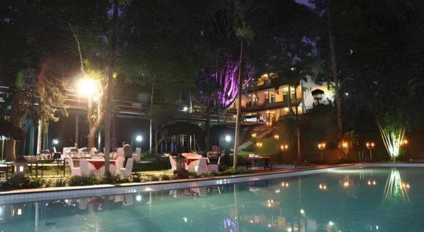 Augusta Sukabumi Hotel Exterior foto