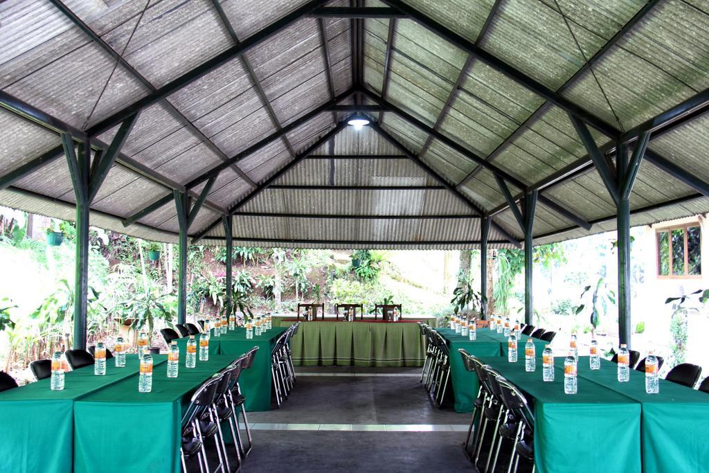 Augusta Sukabumi Hotel Exterior foto