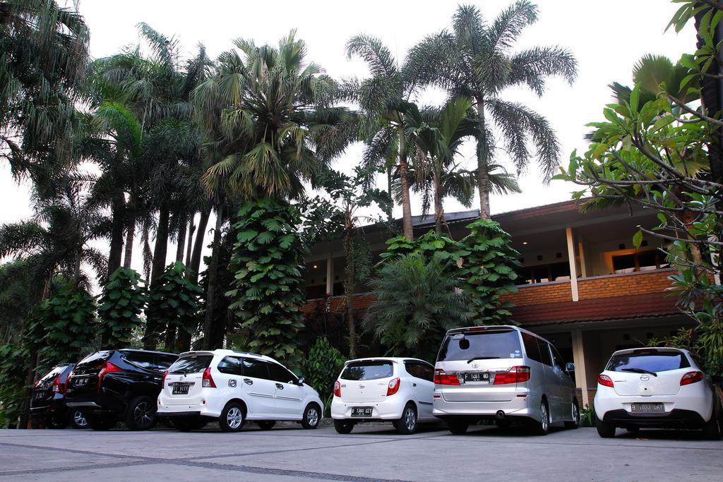 Augusta Sukabumi Hotel Exterior foto
